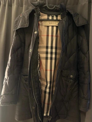 Svart dunjacka från Burberry  - Säljer en svart dunjacka från Burberry Brit då jag inte använder den. Använd 1-2 gånger och hänger bara nu, hoppas på att kunna ge den ett nytt hem där den kommer till användning 😊