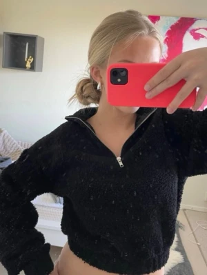 Fleecetröja - Svart fleecetröja med krage samt dragkedja upptill🩷