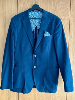 Oscar Jacobson Blazer/kavaj - Säljer en blazer/kavaj från Oscar Jacobson. 96% bomull, passar ex på sommaren. Använd ett fåtal gånger. 