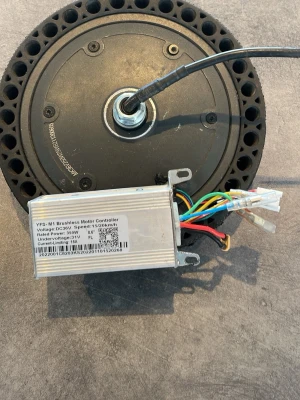 E-wheels borstlös motor och controller - Borstlös motor och controller från E-wheels. Motorn har ett nytt luftlöst gummi däck. Controller har DC36V, 350W och maxhastighet 15/20 km/h. Perfekt för elfordon eller DIY-projekt.