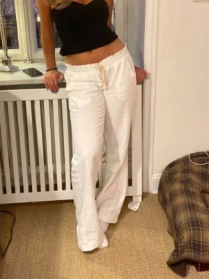 Roxy linnebyxor  - Jätte snygga roxy linnebyxor, kommer ej till användning. Storlek S och passar mig bra som är 167 cm lång! 🩷 Inga defekter och ser ut som nya enligt mig! Nypris: 500kr