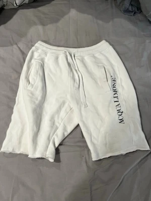 Vita shorts från Acqua Limone - Vita shorts från Acqua Limone i storlek M. Aldrig använda 