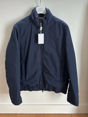 Woolrich bomberjacket - Riktigt snygg woolrich jacka. Den är helt ny och aldrig använd! Nypris: 495€. Priset kan självklart diskuteras!