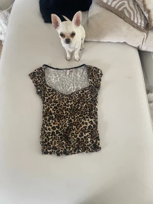 Leopard topp - Säljer denna jättefina populära leopard tröja från Nelly! Den är i storlek S och är använd fåtal gånger så nästan ny.