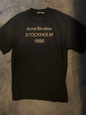 Svart Acne Studios t-shirt - Snygg svart t-shirt från Acne Studios. Köpt för ett år sedan men inte kommit till användning, kvitto finns ej. Kom PM vid några som helst funderingar😁
