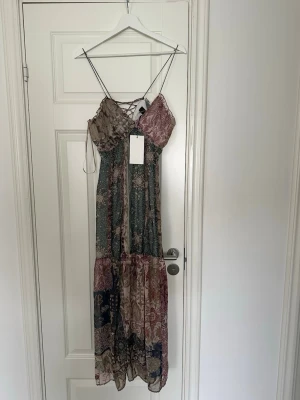 Zara sommarklänning  - Oanvänd i storlek M, perfekt nu till Valborg eller sommaren allmänt. Sälj ej längre på zara. Ordinarie pris 899
