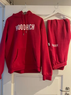 Rött mjukisset från Hoodrich - Säljer mitt röda Hoodrich set i storlek M säljer endast i set❤️ pris kan diskuteras vid snabb affär❤️
