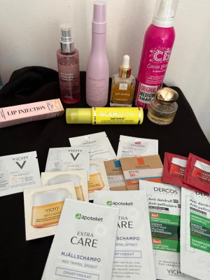 Stort kit med skönhetsprodukter & prover - Säljer ett stort kit med skönhetsprodukter och prover från märken som Vichy, Apoteket, Björn Axén, Glamglow och Too Faced. Innehåller bland annat schampo, ansiktskräm, brun utan sol, parfym, läppglans och body mist. Perfekt för dig som vill testa olika produkter!