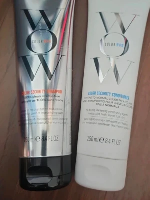 Color Wow schampo & balsam duo - Säljer ett set med Color Wow Color Security Shampoo och Color Security Conditioner, båda i 250 ml tuber. Schampot har en silverfärgad tub med svart kork och balsamet är vitt med vit kork. Perfekt för färgat hår och ger ett rent och fräscht resultat.