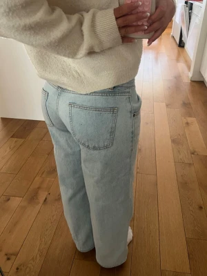 Ljusblåa jeans från Subdued - Supersnygga baggy/raka jeans från Subdued. Storlek 36, uppsydda för att passa mig som är 160 cm. Använt ungefär 3 gånger!
