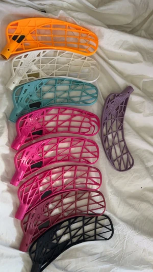 Innebandyblad i olika färger - Säljer ett gäng innebandyblad från oxdog i flera olika färger som orange, vit, turkos, lila, rosa och svart. Bladen har ett klassiskt rutmönster och är tillverkade i plast. Perfekt för dig som vill byta stil på din klubba eller behöver reservblad. Kom privat för pris och fler bilder på bladen vissa år helt nya och de kan påverka priset