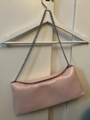 Väska  - Jättefin rosa handväska, rätt så rymlig! 