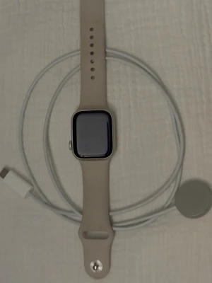 Apple watch series 8 (GPS) - 41 mm boett - aluminium  Med sportarmband, batterihälsan 80%  Armband storlek: S/M passar för handleder 130-180 mm  Utan kartong, laddaren ingår Säljer för den ej kom till användning⌚️