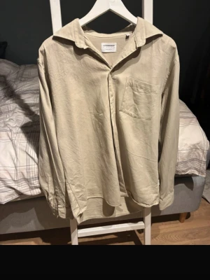 Lindbergh skjorta/overshirt 👔 - Tjenare, säljer min härliga overshirt från Lindbergh till ett bra pris. Prutbar men endast seriösa köpare. Perfekt till sena sommarkvällar, vår och hösten. Otroligt bra passform trots storleken som är i L. Använd några gånger. Inga defekter eller skavanker. 
