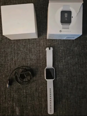 Amazfit smartklocka helt nytt (oanvänt) - Finns Wifi.  Vattentät.  Bra batteritid  Finns olika funktioner.  Ta mot samtal eller sms.  Passar till alla smartphone.  Det går bytas ut band. Kan ändra olika storleka