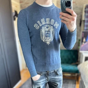 Stickad tröja - Mycket bra skick, inga defekter! Passar dig som är mellan 170-180cm ungefär. Modellen är 185 cm, 75kg. Passar bra nu till våren! Skriv för mer information!🤝