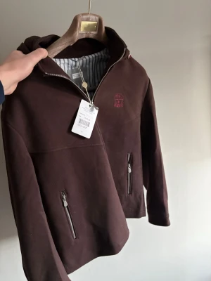 Brunello Cucinelli jacka  - Säljer denna Brunello Cucinelli jackan i grymt skick. Passar till jättemånga tillfällen, perfekt nu infår vår/höst och sommarkvällar. Storlek 50/L men passar mer M. Köpt på Vestiaire collective med deras verifieringstjänst, tagsen från det ingår. Galge och jackpåse från BC ingår. Skambud undanbes då detta är en jacka med extremt högt värde. Nypris ca 2300€. Hör av er vid eventuella frågor! 