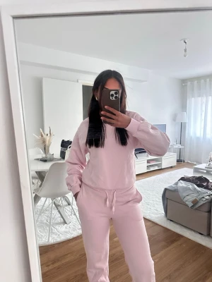 Ljusrosa mjukisbyxor  - Rosa mjukisset från ginatricot tröjan är i storlek xs och byxorna xxs 