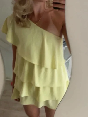 gul Zara klänning  - Säljer nu min eftertraktade Zara volangklänning💞💞 super fin o i bra skick!