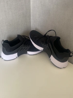Nike Prestos 43 - Helt oanvända Nike prestos skor i svartvit säljes buda på OBS saknar box
