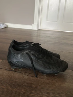 nike mercurial vapor 16 elite  - Säljer ett par svarta Nike Mercurial fotbollsskor med snörning och låg profil. Skorna har en strömlinjeformad design med diskret Nike-logga på sidan och ovandelen är i syntetmaterial för bra bollkontroll. Perfekta för spel på gräsplan.