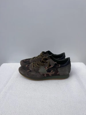 Philippe Model Trainers - Storlek 4 | Grön/Grå kamouflerade | Retail: ca 4000kr 