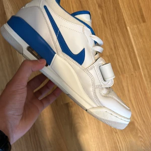 Säljer mina Air Jordan legacy low 312 - Skick 9,7/10 ,rena men lite creasad, har använt 1 gång men tvättade senare, PRIS GÅR ATT DISKUTERAS!! 