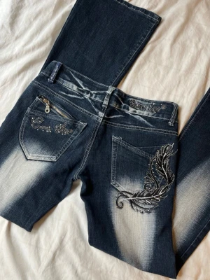 Crazy Age lågmidjade jeans - Säljer dessa jeans från Crazy Age. Super snygga och i princip oanvända! Jag bär ofta 32/34 i byxor och är 174 lång för referens😊