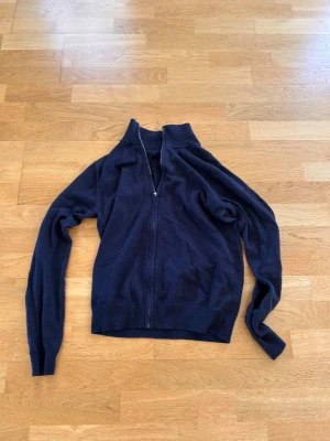 Mörkblå hoodie med huva - Säljer 3 olika tröjor som ett sett, två stickade ena med luva och andra utan den en still ren vit replay tröja 350 för allt 