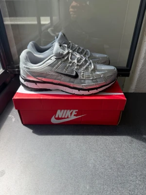 Nike P-6000 grå sneakers - Helt nya P-6000🤩 Grym kvalite - passar storlek 44,5 - Helt nya aldrig använda, lådan följer med självklart‼️- Skriv gärna vid funderingar - Snabb Frakt🚚