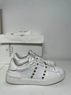 Valentino Rockstud Skor  - Säljer nu dessa Valentino Rockstud Skor med ett nypris på 7 700 kr!, skriv för fler bilder/frågor🙌🏼 