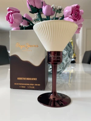 3ml Addictive Indulgence - Säljer splitt på tre ml av denna goding!😋👌 Toppnoterna är Vit choklad, Päron, Rosa peppar och Plommon; hjärtnoterna är Vanilj, Kaffe och Jasmin; basnoterna är Kakaoböna, Sandelträ, Ambra trä och Bensoin. Glasflaska 3ml / 60kr, postar med bubbelkuvert💌 Har fler fina dofter, kolla in min profil och gör ett paket för bättre pris😍