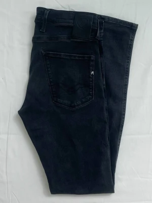 Replay Anbass - Replay anbass hyperflex jeans is storlek W29 L32. Jeansen är välldigt lite använda och i super fint skick. Hör av dig vid funderingar. Med vänlig hälsning, Tg