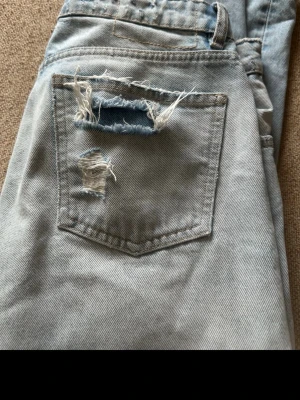 Zara jeans  - Säljer ett par ljusblå baggy jeans i storlek M från Zara💕