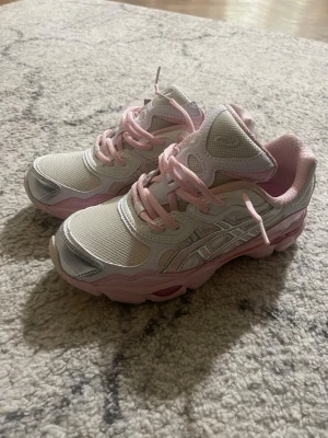 Asics vita och rosa sneakers - Asics Gel-NYC i samarbete med Kicki Yang Zhang. Vit, rosa och silver. 