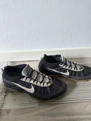 Nike Vapormax  - Ett par snygga Nike Vapormax i storlek 43(passar även 42) som är riktigt sköna och bra för sommaren🔥Använda fåtal gånger därav priset, priset kan diskuteras vid smidig/snabb affär💸Bara höra av sig vid frågor och funderingar🙌