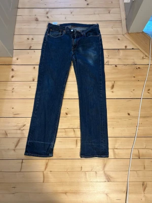 Levis 511 - Säljer ett par fräscha Levis 511. Som man kan se på bilden så är de något missfärgade på sina ställen vilket framstår på bild 3 i väldigt bra ljus... I övrigt så är jeansen av väldigt fint skick och jävligt snygga enligt mig. Kan endast skicka under helgerna då jag är iväg under veckodagarna. MVH//Nisse