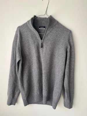 Half zip cashmire - Half zip cashmereblandning från margano. Nypris 1999. Skicka 8/10