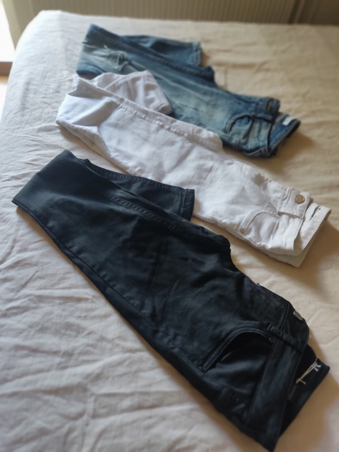 Tre par jeans i olika färger - 1