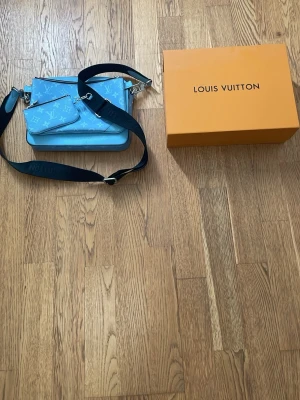 Unik Lv väska perfekt till sommaren - Helt unik väska där box tillkommer. Den är som ny och som oanvänd.