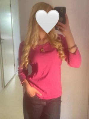 Rosa trekvarts tröja - Rosa trekvart tröja med knappar