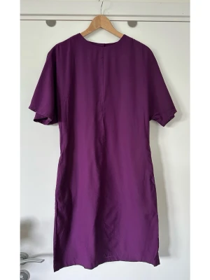 Filippa K - Lila kortärmad klänning - storlek S - Stilren figursydd lila klänning från Filippa K i storlek S. Tidlös modell med korta ärmar och en rund halsringning med en knapp baktill. Praktiska slitsar och diskreta fickor i sidorna. Klassisk kvalitetsklänning som är lika fin till vardag som till fest. Nypris 3400:-. Mycket gott skick, som ny. 