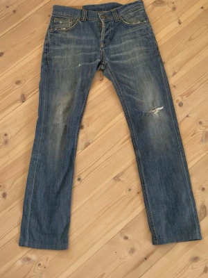 Dondup - Säljer mina dondup jeans för dom e för små och är i 32 i midjan o 32 i längd 