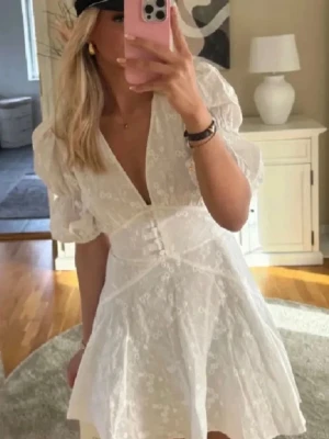 Adoore klänning med puffärmar -  Säljer du min super fina Adour klänning då den är för liten på mig. Köpte klänningen på Vinted, men den hade prislapparna kvar, därav nyskick då jag endast använt den på min student! 