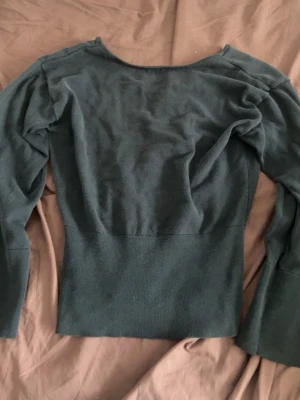 Svart långärmad tröja Gina Tricot - En svart långärmad tröja från Gina Tricot med rund halsringning och ribbad nederkant. Tröjan har en enkel och stilren design som passar till många olika outfits. Materialet känns mjukt och bekvämt mot huden. Står ingen storlek men passar XS/S