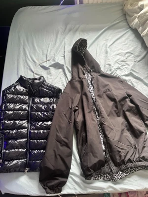 Dior/moncler  - Säljer min moncler väst samt dior vindjacka till billigt pris kom privat för fler bilder eller annat info😁