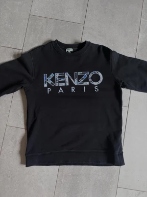 Kenzo tröja  - Snygg mörkblå Kenzo tröja - Storlek S - Skick 8/10 - hör av dig vid minsta fundering!