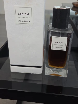Yves Saint Laurent Babycat Parfym 125ml - Yves Saint Laurent, Babycat är en exklusiv parfym med stilrent design.Doften är en Eau de Parfum på 125 ml och kommer i en stilren vit förpackning. Perfekt för dig som gillar lyxiga och unika dofter. Mängd enligt bild