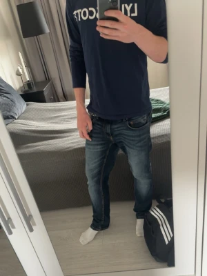 Longsleeve från Lyle & Scott - Säljer en as snygg mörkblåa longsleeve! Modellen är 179.