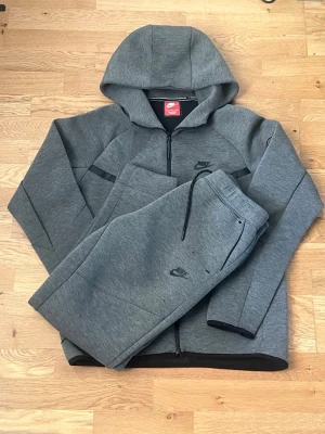 Nike Tech grey - 🩶 Grey Nike Tech Fleece tracksuit 📏 Size: Medium 🏷️ Brand: Nike 🧵 Material: Soft premium fleece ✨ Condition: Very good / lightly used just some small damages cant see from 2 meters away 🔥 Perfect for everyday wear, gym, or casual outfits 📦 Fast shipping available 💬 Message me for more info or pictures